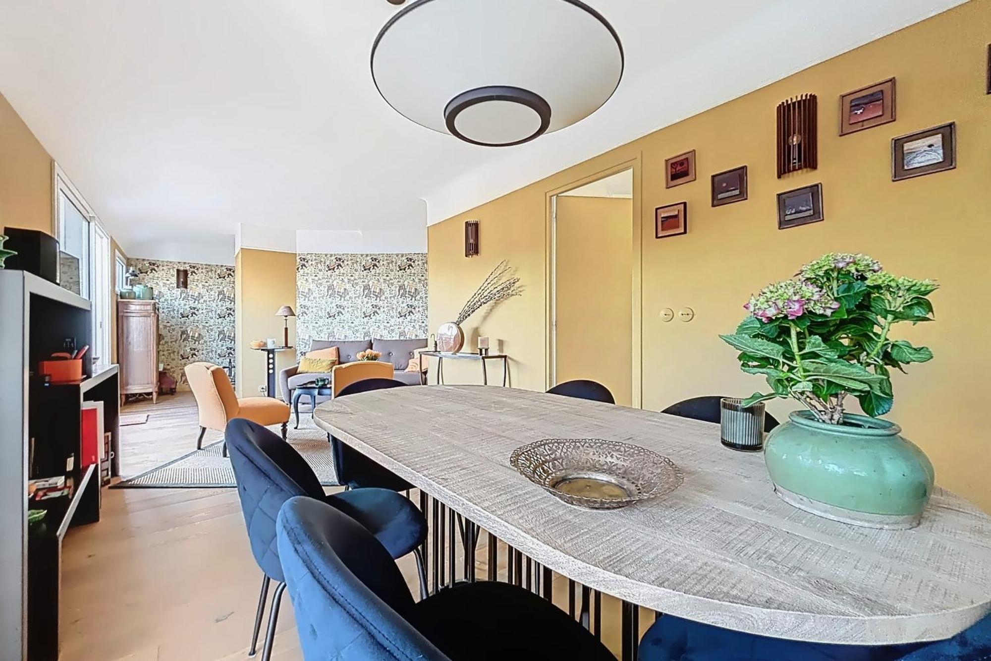 Superb With Large Terrace Paris